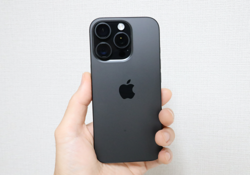 iPhone16 Proは滑りにくい加工が施され持ちやすい